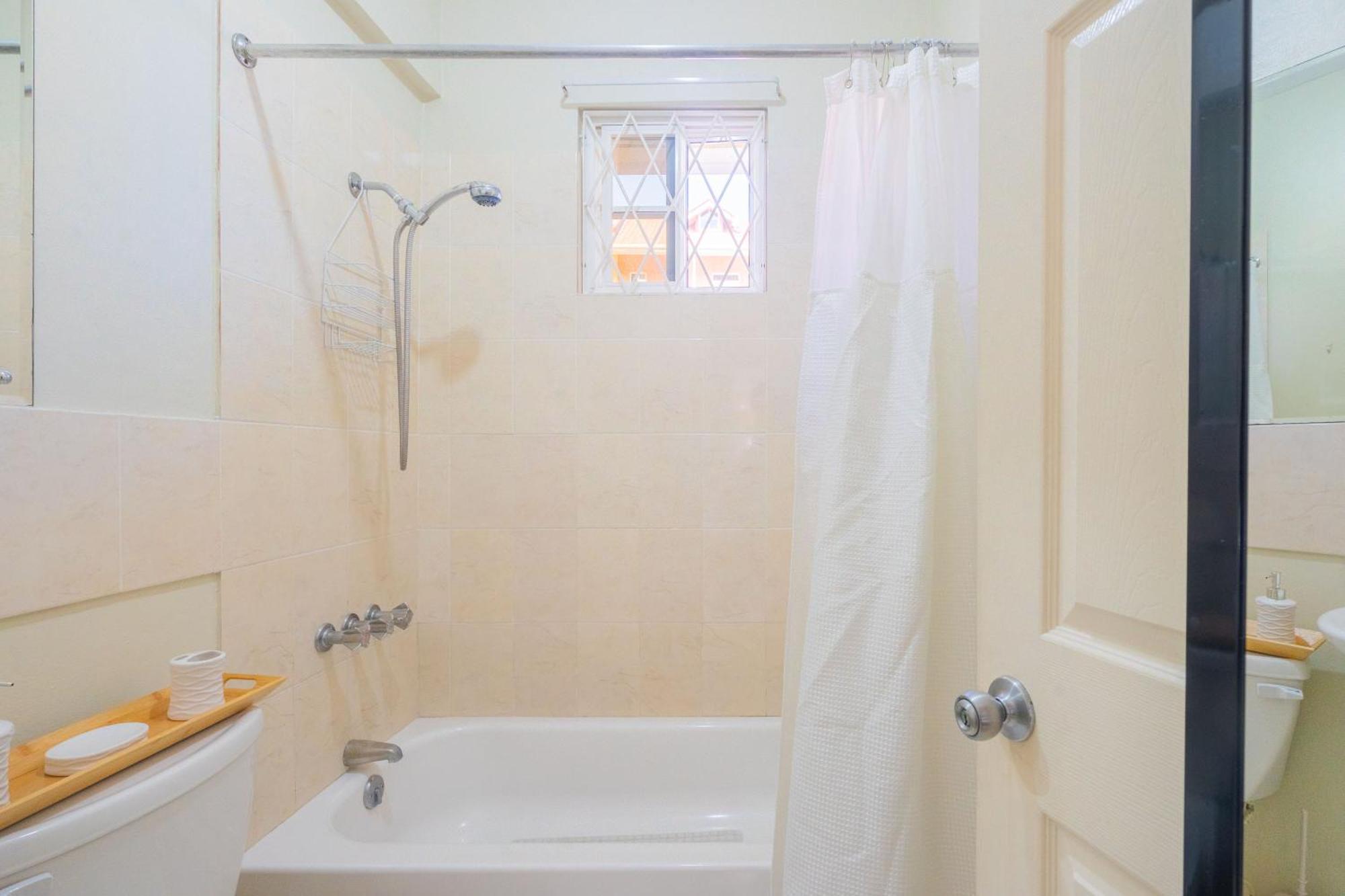 Musgrave Annex- Comfy 1 Bedroom Apartment On The Ground Floor Кингстон Экстерьер фото