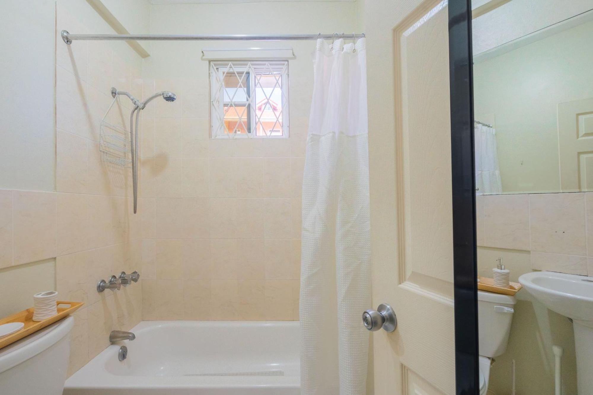 Musgrave Annex- Comfy 1 Bedroom Apartment On The Ground Floor Кингстон Экстерьер фото